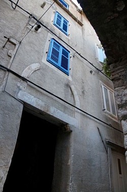 Haus mit blauen Fensterläden